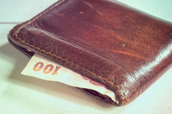 Deri cüzdan filtre etkisi retro vintage tarzı ile yatırım kavramı para tasarruf — Stok fotoğraf