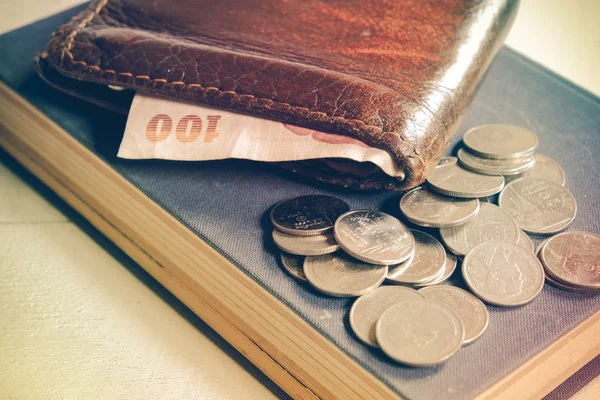 Deri cüzdan filtre etkisi retro vintage tarzı ile yatırım kavramı para tasarruf — Stok fotoğraf