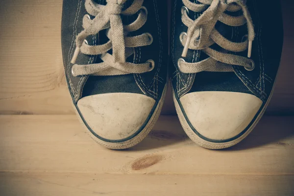 Filtre etkisi retro vintage tarzı ile spor ayakkabı