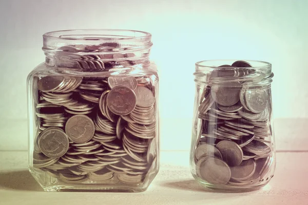 Geld sparen für Investitionskonzept Geld im Glas mit Filter — Stockfoto
