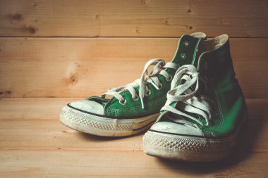 Filtre etkisi retro vintage tarzı ile spor ayakkabı