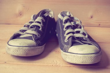 Filtre etkisi retro vintage tarzı ile spor ayakkabı