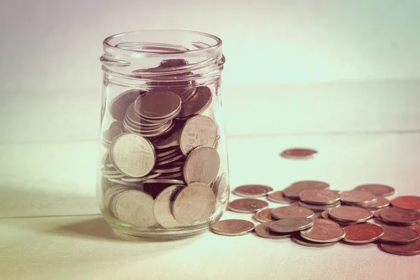 Economisiți bani pentru conceptul de investiții bani în sticlă cu filtru — Fotografie, imagine de stoc