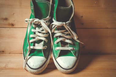 Filtre etkisi retro vintage tarzı ile spor ayakkabı