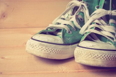 Filtre etkisi retro vintage tarzı ile spor ayakkabı