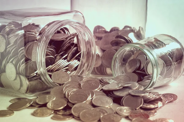 Pénzt takarít meg a befektetési koncepció pénz az üveg szűrővel — Stock Fotó