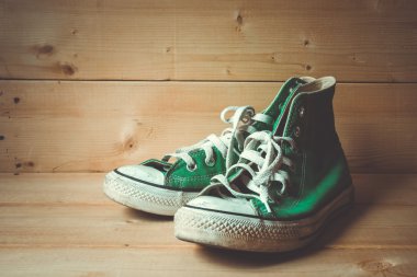 Filtre etkisi retro vintage tarzı ile spor ayakkabı