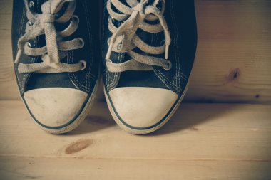 Filtre etkisi retro vintage tarzı ile spor ayakkabı