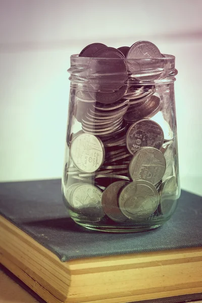 Ahorrar dinero para concepto de inversión dinero en el vidrio con filtro —  Fotos de Stock