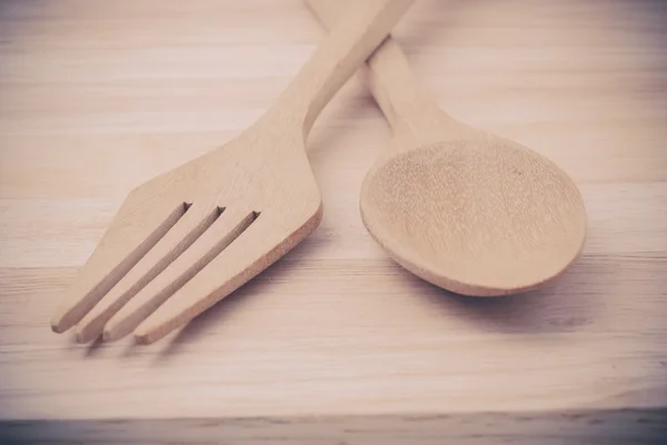 Cuillère en bois sur table en bois avec effet filtre rétro vintage styl — Photo