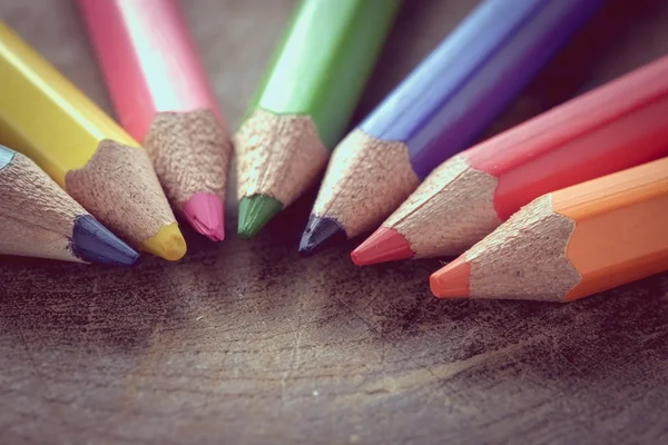 Crayons de couleur avec effet filtre style vintage rétro — Photo