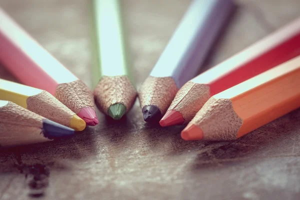 Filtre etkisi retro vintage tarzı ile renkli kalemler — Stok fotoğraf