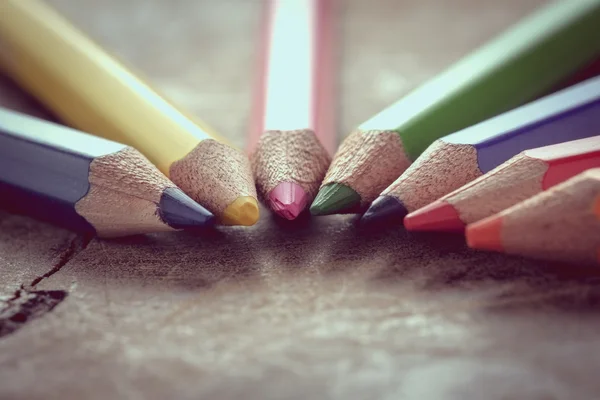 Filtre etkisi retro vintage tarzı ile renkli kalemler — Stok fotoğraf