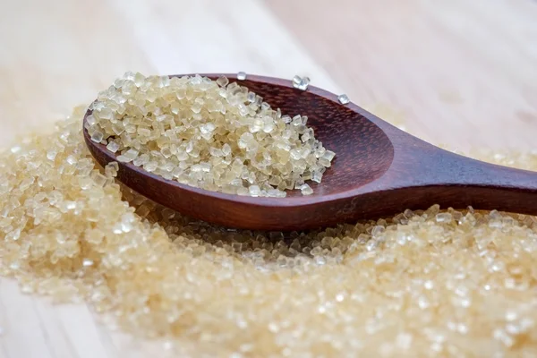 Brauner Zuckerhaufen auf Holztisch — Stockfoto