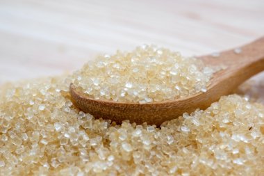 ahşap masa yığında kahverengi şeker