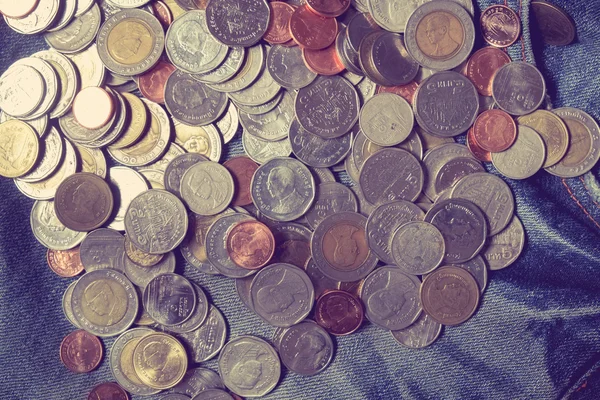 Финансы бизнеса. сэкономить деньги на инвестиционной концепции монет с f — стоковое фото