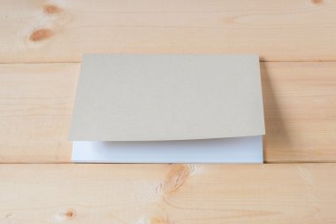 defter ahşap zemin üzerinde geri dönüşüm