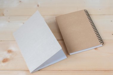 defter ahşap zemin üzerinde geri dönüşüm