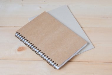 defter ahşap zemin üzerinde geri dönüşüm