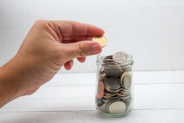 yatırım için para kazanmak para holding kavramı eller