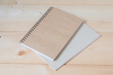 defter ahşap zemin üzerinde geri dönüşüm