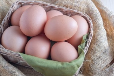 Ahşap arka plan üzerinde yumurta