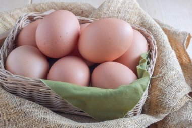 Ahşap arka plan üzerinde yumurta