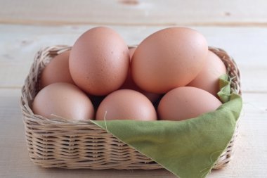 Ahşap arka plan üzerinde yumurta