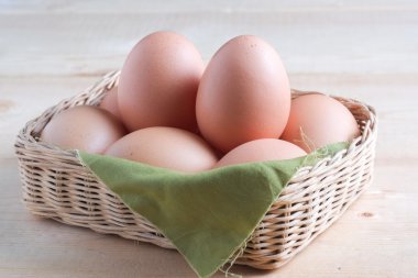 Ahşap arka plan üzerinde yumurta