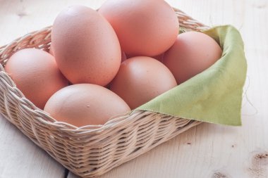 Ahşap arka plan üzerinde yumurta