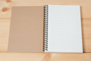 defter ahşap zemin üzerinde geri dönüşüm