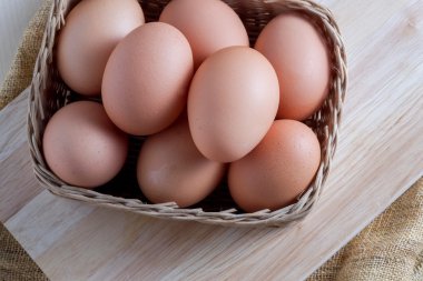 Ahşap arka plan üzerinde yumurta