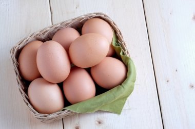 Ahşap arka plan üzerinde yumurta