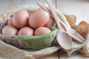 Ahşap arka plan üzerinde yumurta