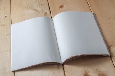 Geri dönüşümlü kağıt kitap ahşap arka plan üzerinde