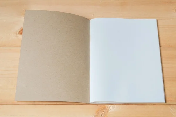 回收木背景上的笔记本 — 图库照片