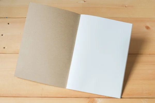 Reciclar cuaderno sobre fondo de madera —  Fotos de Stock