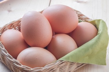 Ahşap arka plan üzerinde yumurta