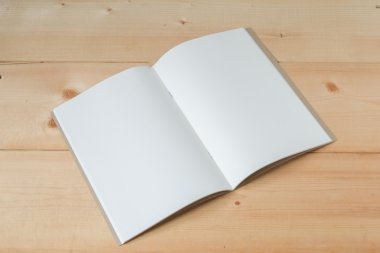 defter ahşap zemin üzerinde geri dönüşüm