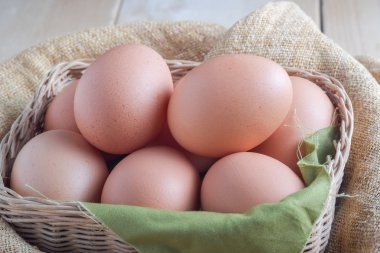 Ahşap arka plan üzerinde yumurta