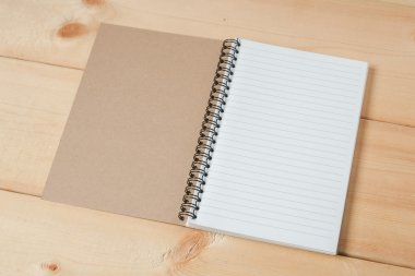 defter ahşap zemin üzerinde geri dönüşüm