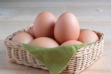 Ahşap arka plan üzerinde yumurta