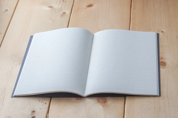 Переработанная бумажная книга на деревянном фоне — стоковое фото