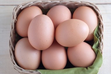 Ahşap arka plan üzerinde yumurta