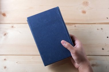 Ahşap masa kitap el ele tutuşur