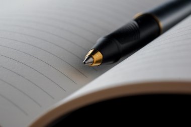 kalem ve kitap ahşap arka plan üzerinde