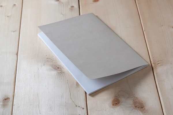 Papier makulaturowy książki na podłoże drewniane — Zdjęcie stockowe