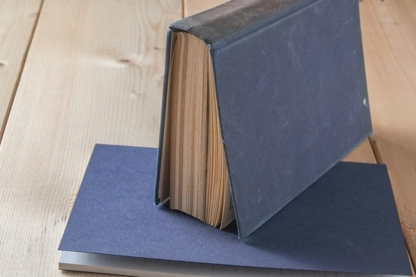 Livro de papel reciclado sobre fundo de madeira — Fotografia de Stock