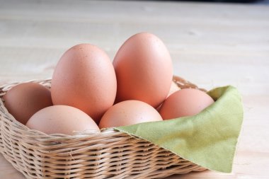 Ahşap arka plan üzerinde yumurta