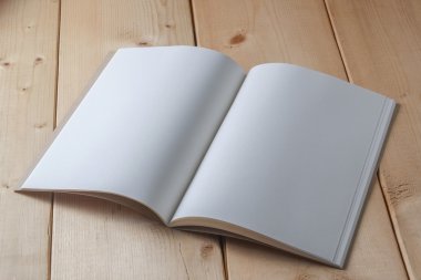 Geri dönüşümlü kağıt kitap ahşap arka plan üzerinde